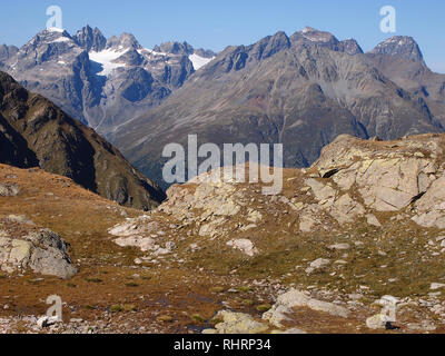 Laghi e cime del Parco Nazionale Svizzero, in Svizzera, nel periodo estivo Foto Stock