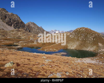 Laghi e cime del Parco Nazionale Svizzero, in Svizzera, nel periodo estivo Foto Stock