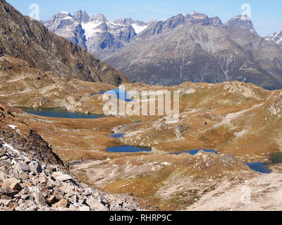 Laghi e cime del Parco Nazionale Svizzero, in Svizzera, nel periodo estivo Foto Stock