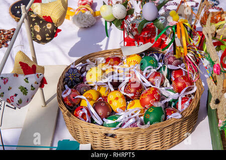 Uova di Pasqua nel cestello Foto Stock