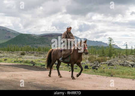 Il mongolo uomo a cavallo nel Lago Bianco del Parco Nazionale. Distretto Tariat, Nord provincia Hangay, Mongolia. Foto Stock