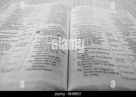 Apri nuova King James Version la Bibbia su un tavolo bianco sullo sfondo di stoffa Foto Stock