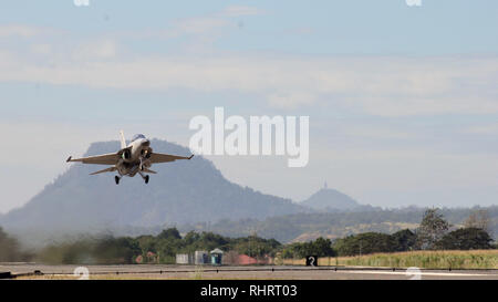 Un Philippine Air Force FA-50 decolla durante l'aria bilaterali lo scambio di contingenti - Filippine (cui BACE-P) a Cesar Basa Air Base, Filippine, 22 gennaio 2019. Questa è la settima iterazione di cui BACE-P STABILITO DALLE LEGGI DEGLI STATI UNITI Comando del pacifico ed eseguiti dai servizi centrali Pacific Air Forces. Avieri da Stati Uniti e Filippine Forze Aeree ha segnato il completamento con successo di dodici giorni di formazione bilaterali 1 Febbraio e aumentato la reciproca cooperazione in tutta l'operazione. (U.S. Air Force photo by Staff Sgt. Anthony piccolo) Foto Stock