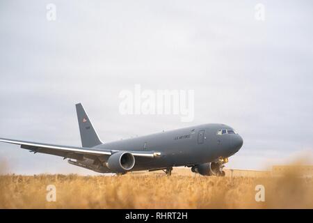 McConnell del terzo KC-46A Pegasus atterra sul flightline Gen 31, 2019, a McConnell Air Force Base, Kansas. Il team di McConnell KC-46s tenere il nominativo 'MDUSA,' che detiene una tradizione nella mitologia greca dove Pegaso era il figlio di Medusa. (U.S. Air Force Photo da 2 Lt. Daniel de la Fé) Foto Stock