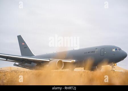 McConnell del terzo KC-46A Pegasus atterra sul flightline Gen 31, 2019, a McConnell Air Force Base, Kansas. Il team di McConnell KC-46s tenere il nominativo 'MDUSA,' che detiene una tradizione nella mitologia greca dove Pegaso era il figlio di Medusa. (U.S. Air Force Photo da 2 Lt. Daniel de la Fé) Foto Stock