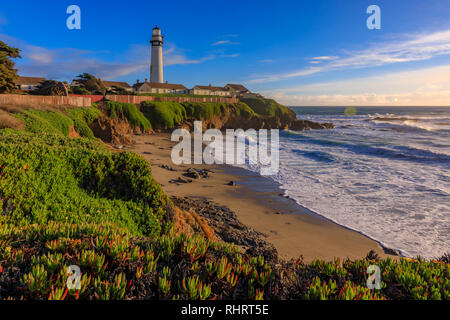 Onde che si infrangono sulla riva dal Piccione Lightouse Pight sulla California del Nord Oceano Pacifico costa vicino a Pescadero appena prima del tramonto Foto Stock