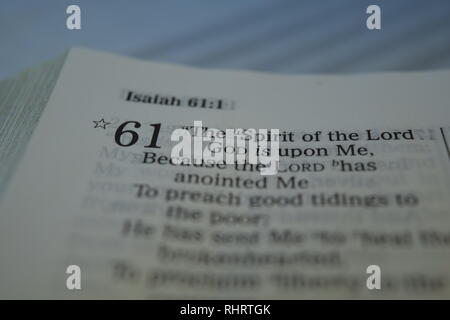 Nuova King James Version la Bibbia aperta a Isaia 61 su sfondo bianco Foto Stock