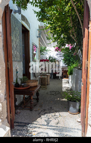 Tranquillo cortile residenziale lungo la strada del mercato a Lindos, Grecia. Foto Stock