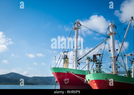 Nave cargo o la pesca in barca ormeggiata al pontile in Songkhla deep sea port. Foto Stock