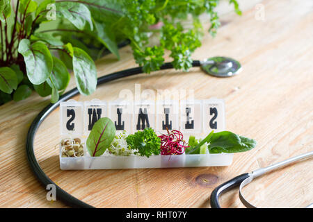 Germogli vegetali e le erbe nella casella uno stile di vita sano e medicina alternativa nozione Foto Stock