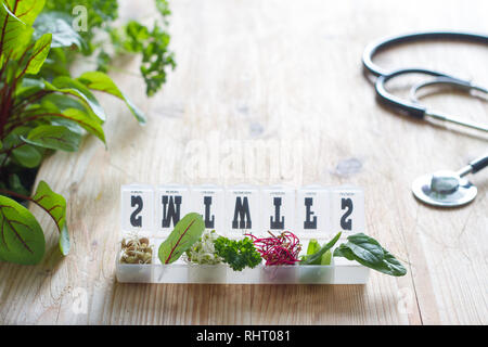 Germogli vegetali e le erbe nella casella uno stile di vita sano e medicina alternativa nozione Foto Stock