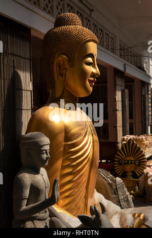 Cambogia, Phnom Penh, Preah Norodom Boulevard, buddista golden Buddha figura in vicolo Foto Stock
