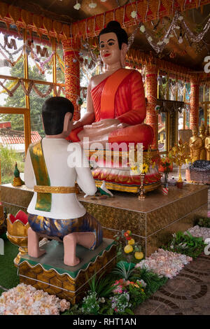 Cambogia, Preah Sihanoukh, Sihanoukhville, Wat Chotynieng (Wat Leu) vihara preghiera Hall interno Foto Stock