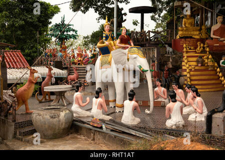 Cambogia, Preah Sihanoukh, Sihanoukhville, Wat Chotynieng (Wat Leu), figure pregando per royal figura sulla scultura di elefante Foto Stock