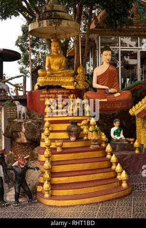Cambogia, Preah Sihanoukh, Sihanoukhville, Wat Chotynieng (Wat Leu), passi fino al Buddha dorato Foto Stock