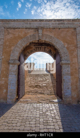 Vista del cancello di Mazagan a El Jadida, Marocco. Le mura attorno ad essa. È una città portuale fortificata portoghese Foto Stock