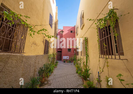 El Jadida, Marocco. Vista sulla strada delle case di Mazagan. Le mura attorno ad essa. È una città portuale fortificata portoghese Foto Stock
