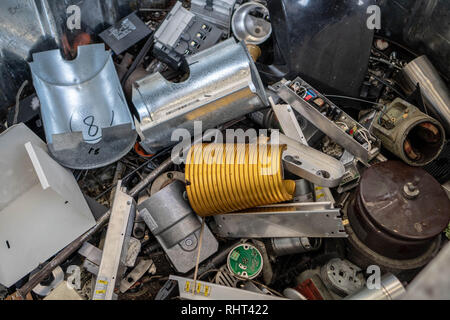 Rifiuti elettronici in un contenitore Foto Stock