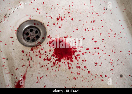 Bloody nel lavandino con flusso di sangue rosso. Concetto di omicidio sfondo Foto Stock