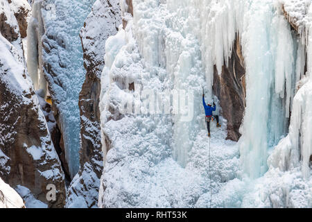 Ice Climber Kelly Cordes su un percorso in Ouray, Colorado Foto Stock