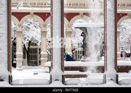 PORTLAND, o - 11 gennaio: neve caduta da un arco come un uomo cammina passato in Portland, OR on gennaio 11, 2017 Foto Stock