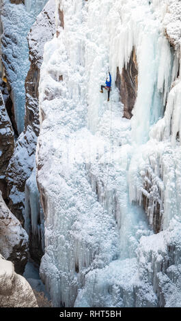 Ice Climber Kelly Cordes su un percorso in Ouray, Colorado Foto Stock