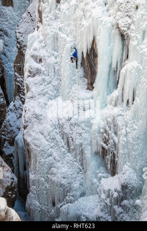 Ice Climber Kelly Cordes su un percorso in Ouray, Colorado Foto Stock