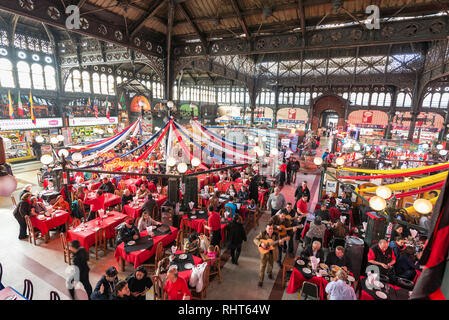 SANTIAGO, Cile - 26 Maggio: attività all'interno del Mercato Centrale a Santiago del Cile il 26 maggio 2014 Foto Stock