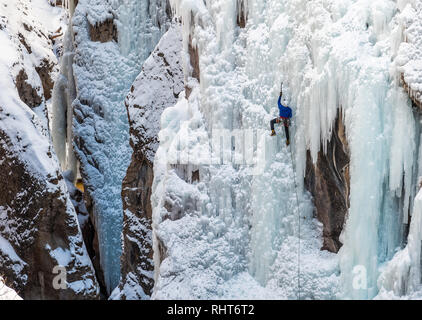 Ice Climber Kelly Cordes su un percorso in Ouray, Colorado Foto Stock