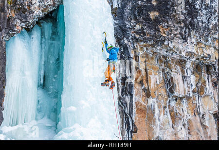 David matasse leader del vano ascensore in Hyalite Canyon vicino a Bozeman MT Foto Stock