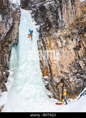 David matasse leader del vano ascensore in Hyalite Canyon vicino a Bozeman MT Foto Stock