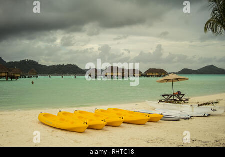 Di palme e spiagge bianche al Pearl Beach Resort in Bora Bora Foto Stock