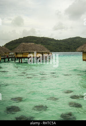 Vista del bungalow sull'acqua al Pearl Beach Resort in Bora Bora Foto Stock