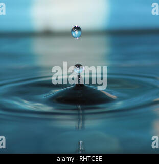 Blu di goccioline di acqua Foto Stock