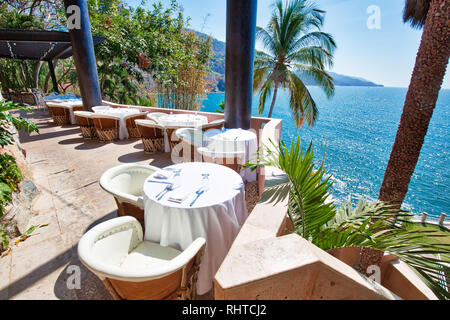 Puerto Vallarta, romantico ristorante di lusso affacciato sulla scenica paesaggi oceano vicino alla baia di Banderas Foto Stock