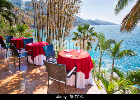 Puerto Vallarta, romantico ristorante di lusso affacciato sulla scenica paesaggi oceano vicino alla baia di Banderas Foto Stock