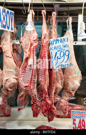 Comunale centrale mercato di Atene vendere produzione comprese queste capre, diviso a metà quasi perfettamente che mostra il cervello, gli occhi, la bocca, la colonna vertebrale e le nervature a T Foto Stock