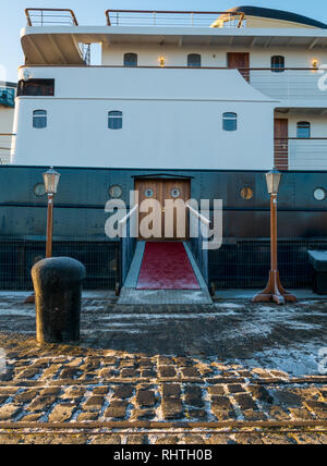 MV Fingal nave, hotel galleggiante di lusso, in inverno con gelo su banchina, Leith, Edimburgo, Scozia, Regno Unito Foto Stock