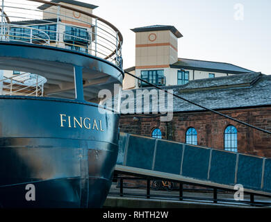 MV Fingal, Royal Yacht Britannia luxury hotel galleggiante, in inverno con passerella Leith, Edimburgo, Scozia, Regno Unito Foto Stock