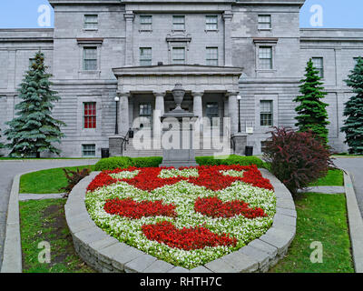 MONTREAL - Maggio 2015: le arti edificio, costruito nel 1843, è il più antico del McGill University Campus. Vi è un memoriale per le università Foto Stock