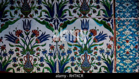 Ottomano fatti a mano antico bagno turco di piastrelle con motivi floreali Foto Stock