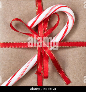 Telaio riempite sullo sfondo di un regalo di Natale scatola e candy cane Foto Stock