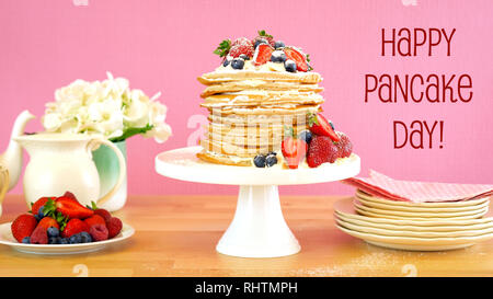 Martedì grasso Pancake Martedì, ultimo giorno prima della Quaresima, la pila di frittelle torta preparata con strati di panna montata e frutti di bosco freschi. Foto Stock
