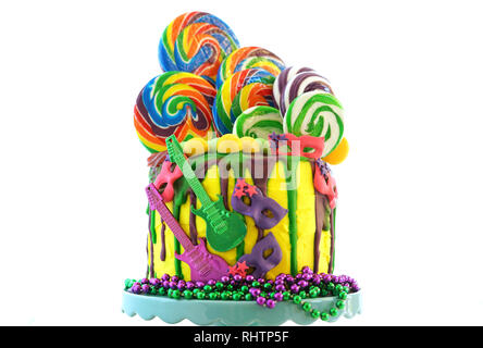 Mardi Gras tema sul trend candyland fantasia torta di gocciolamento su sfondo bianco. Foto Stock