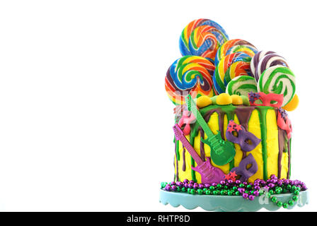 Mardi Gras tema sul trend candyland fantasia torta di gocciolamento su sfondo bianco. Foto Stock