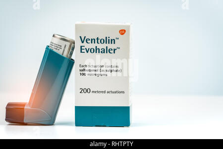 CHONBURI, Thailandia-luglio 29, 2018 : Ventolin Evohaler. Salbutamolo solfato asma inalatore isolati su sfondo bianco. Medicina broncodilatatore. Produ Foto Stock