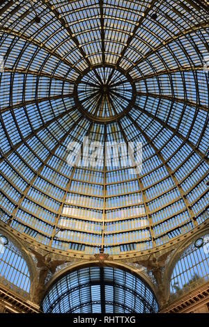 Particolare del soffitto e la struttura a cupola con lastre di vetro e la coppia di angelo statue della Galleria Umberto a Napoli. Foto Stock