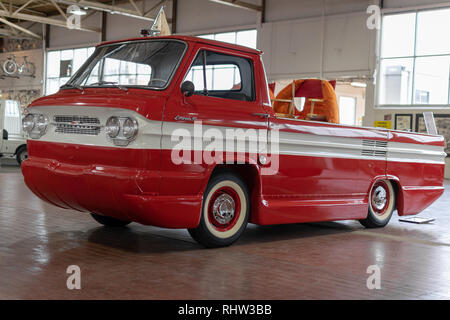 Un 1963 Chevrolet Corvair 95 Rampside pickup, il prevalentemente di colore rosso con una striscia bianca a metà. Foto Stock