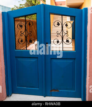 Blue porta ingresso a una casa, Oia - Santorini, Grecia. Foto Stock