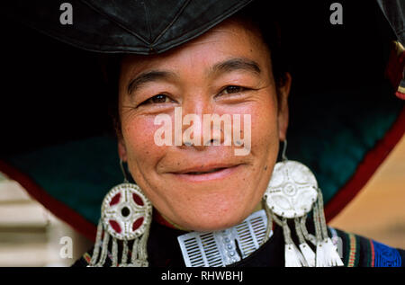 Un Yi donna etnica indossando vestiti tradizionali in Zhongdian, Cina. Foto Stock